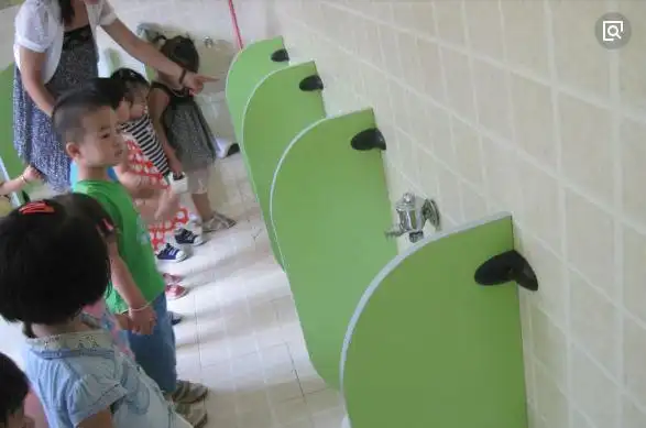 因为孩子大便的原因她给孩子换了一家幼儿园