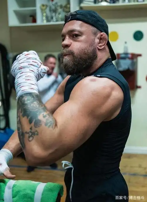 嘴炮康纳自2013年加入ufc以来,经历了相当大的身体变化,从羽量级到