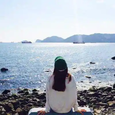面向大海女生背影头像