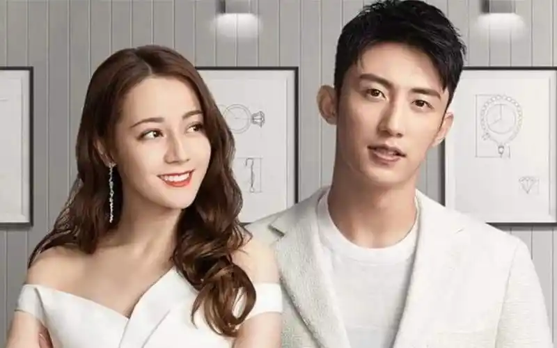 热巴不小心被绊倒,黄景瑜下意识的反应,网友:果然是真爱!