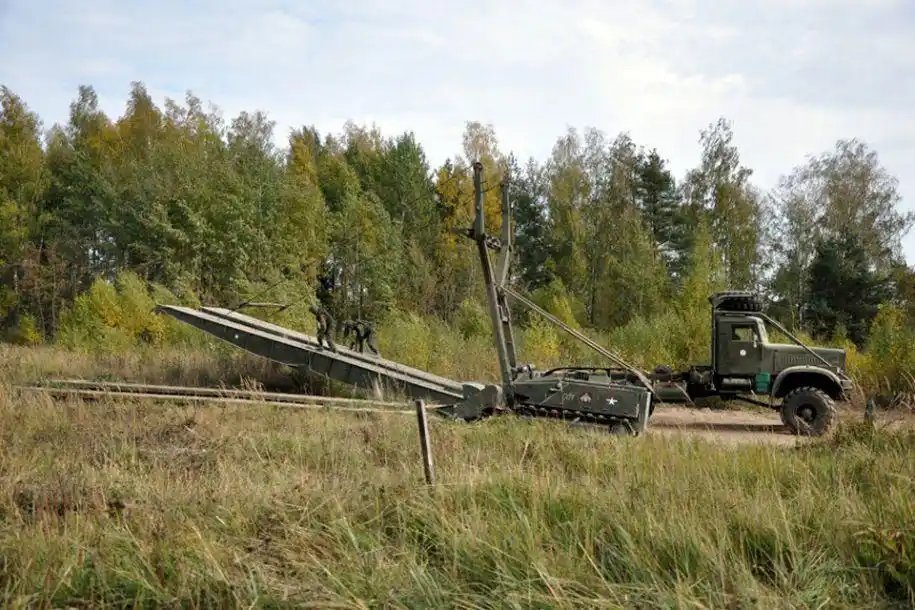 20 / 20 据俄罗斯国防部网站9月27日报道,俄军工兵部队当天开展扫雷