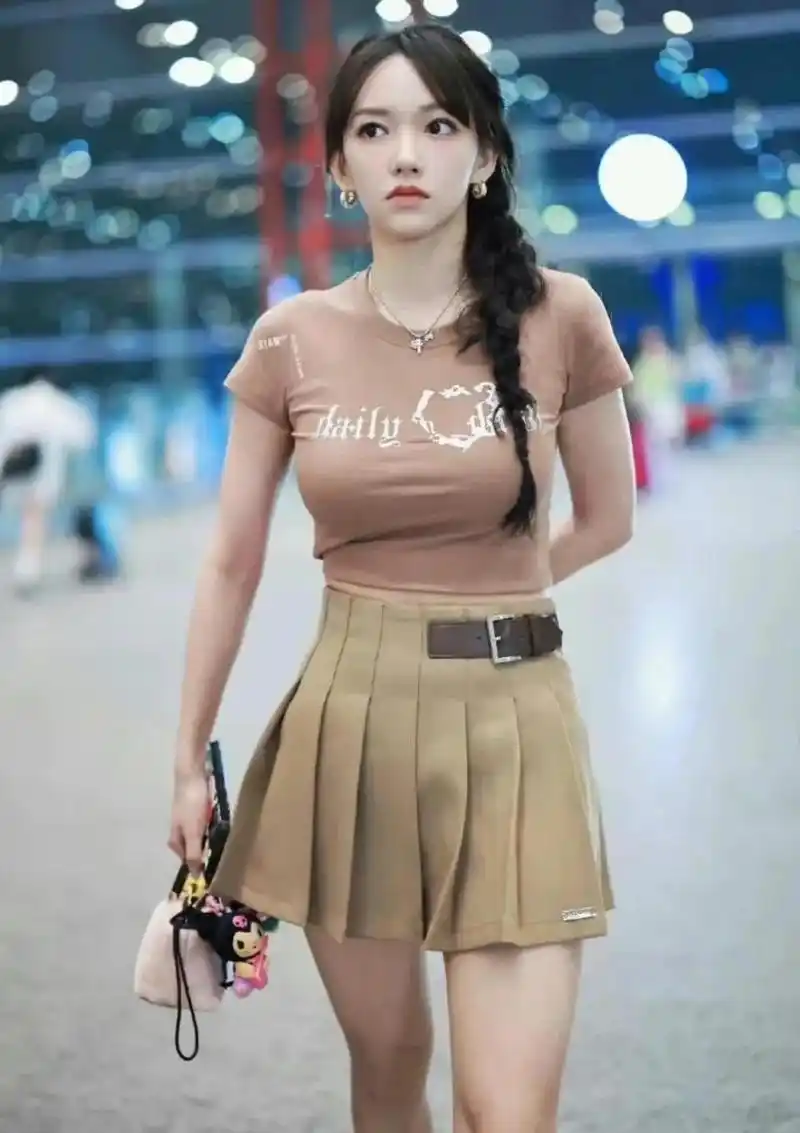 程潇机场穿搭,小妮子身材也太好了吧!肉都往该长的地方去了!