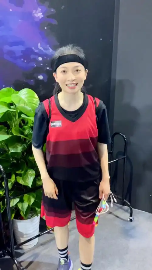 网红街球美女肖颖打球很猛啊,球迷有点眼熟