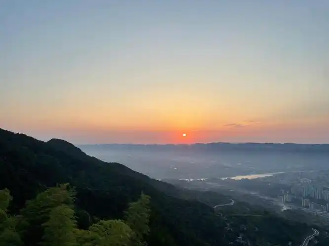 缙云山日出重庆的凌晨与清早迎接阳光