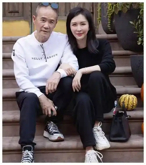 王石夫妇泰国下跪,田朴珺颈项纹身惹眼,3岁女儿随行引人瞩目.