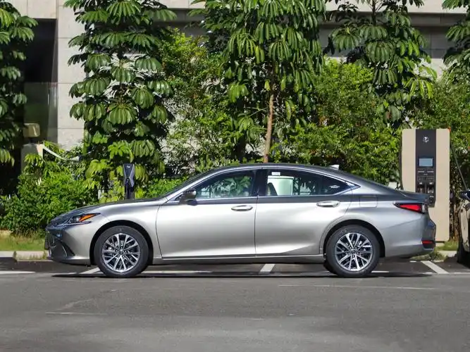 雷克萨斯es200终于迎来了中期改款,可以说这次改款是非常的"良心"