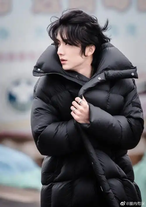 张新成深v露背黑西装##张新成深v西装造型