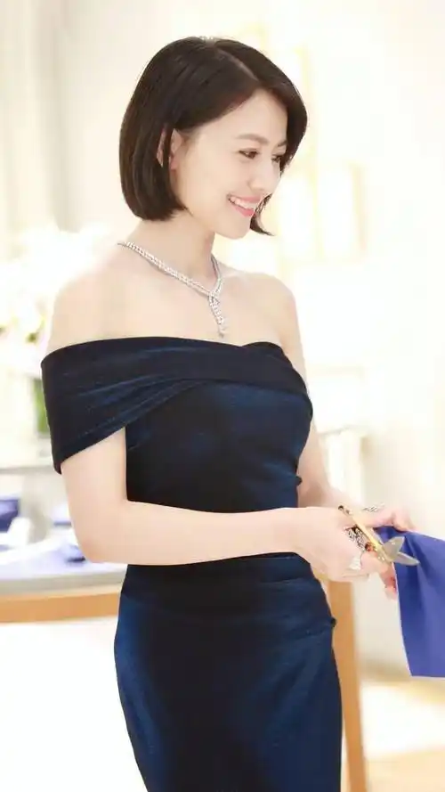 高圆圆短发好迷人抹胸裙惊艳全场网友气质女神实至名归