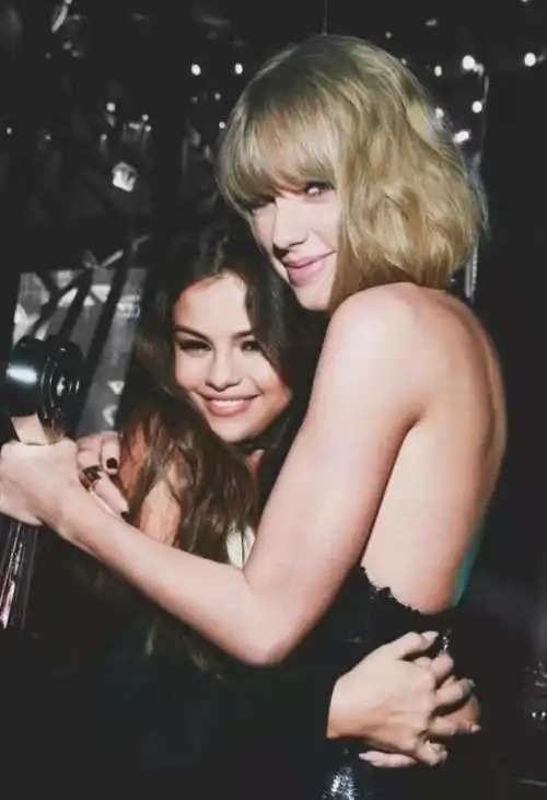 赛琳娜晒与霉霉亲密合影贴脸卖萌真养眼两人相识15年都没变腻