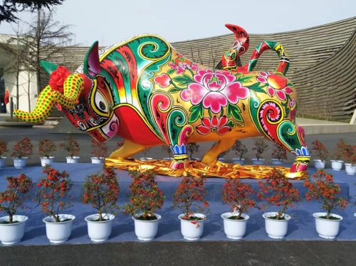 盛世华彩彩塑牛亮相宝鸡市文化艺术中心
