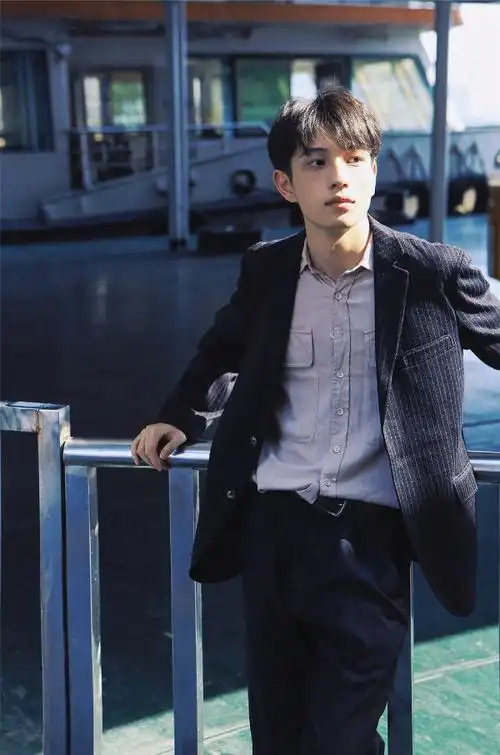 男生拍照这样摆pose能帅10倍