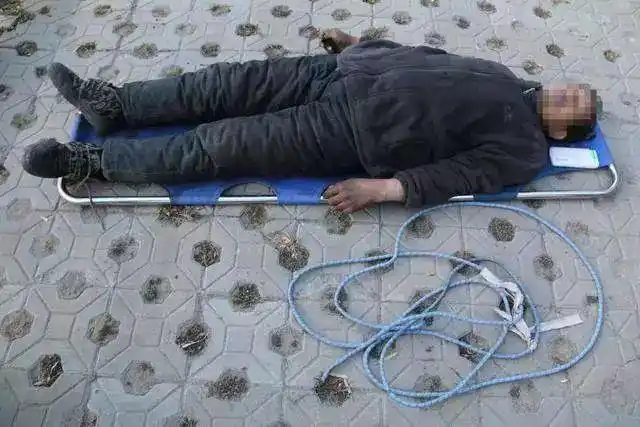 谁认识?榆林男子在河堤上吊身亡 身穿灰蓝色外套,黑裤子