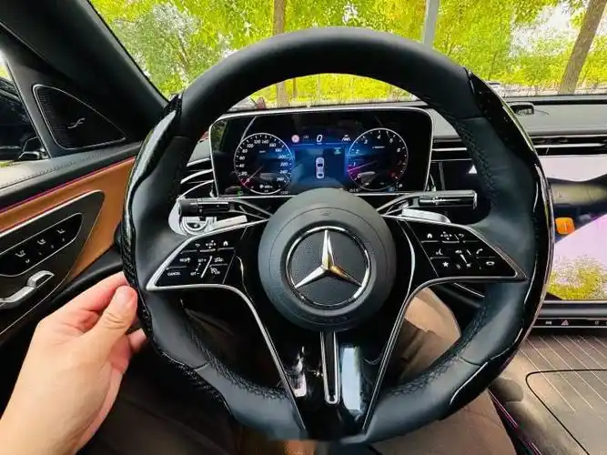 第一次见到方向盘贴的碳纤维握把…… 这是贴的!贴的!