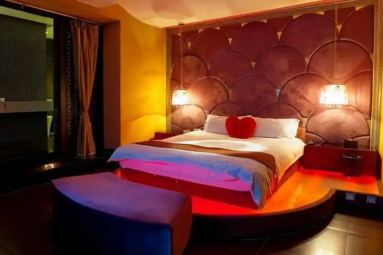 情侣入住酒店时,如若看到房间出现这种"异样",最好选择报警