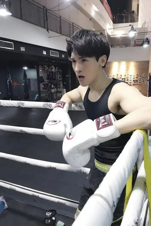 马维希晒拳击健身照 身穿背心尽显肌肉线条