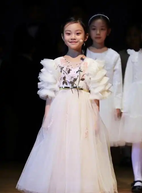 因为《爸爸回来了》这档综艺节目,让人们认识了贾乃亮和甜馨父女,还让