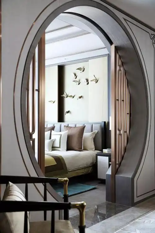 用中式月亮门和屏风等传统建筑装饰手法增添空间雅趣,设置老人书房