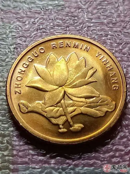 2002年11月18日,钢芯镀铜合金铸造的荷花5角硬币新版别发行,开门年份