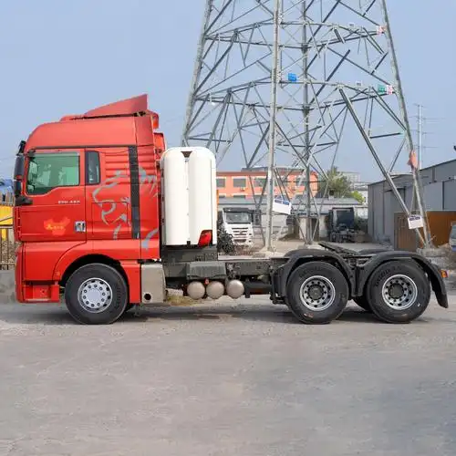 出口后八轮燃气拖拉机 豪沃汕德卡cng牵引车 集装箱天然气运输车