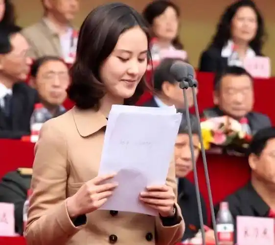 央视"美女"主持人秦方,颜值和才华并存,42岁依然未婚_生活_重庆市