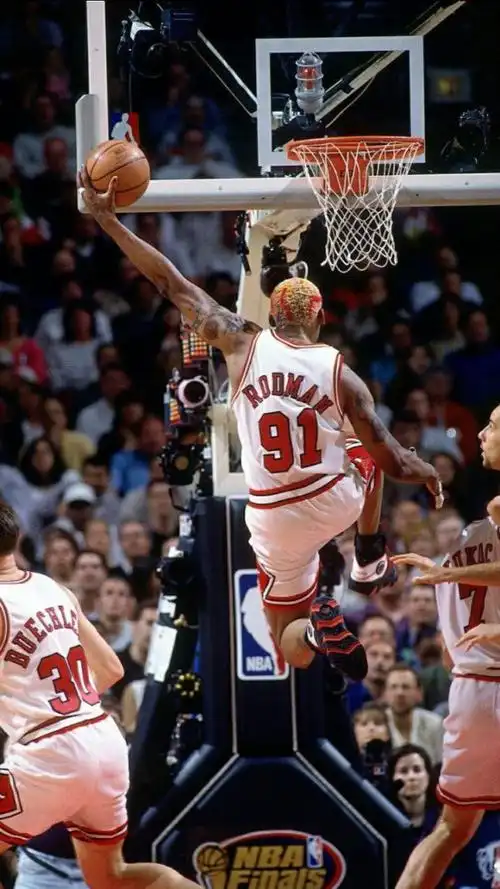 拼抢时刻!盘点罗德曼精彩救球集锦,这也许就是对于篮球的热爱吧!