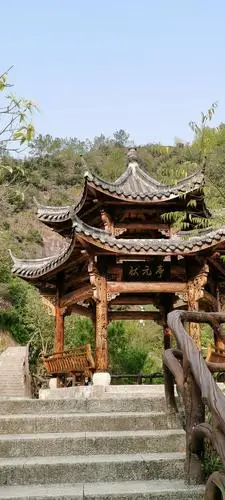 双童山景区是松阳新晋的国家4a级旅游景区,这一带山势险峻,多悬崖绝壁