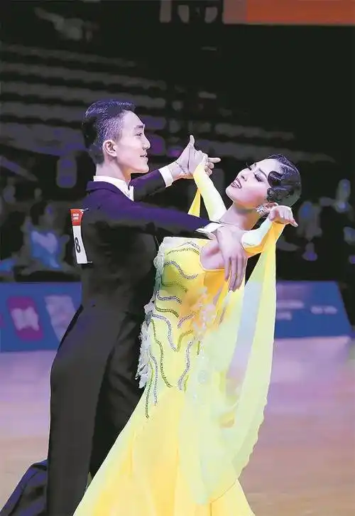 引人入胜的摩登舞_造型_画面_舞蹈