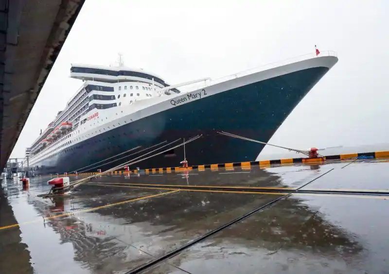 今天凌晨,15万吨巨型邮轮"玛丽女王2号"停靠上海吴淞口
