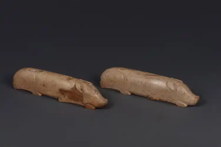 西汉玉猪一组两件