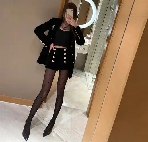 【一点资讯】腐团儿再当lol解说,放出后台美照,大