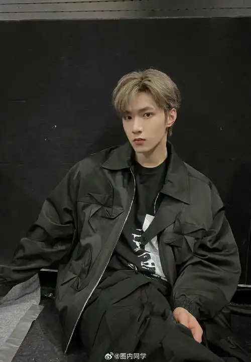 刘耀文新专辑黑色长皮衣穿搭