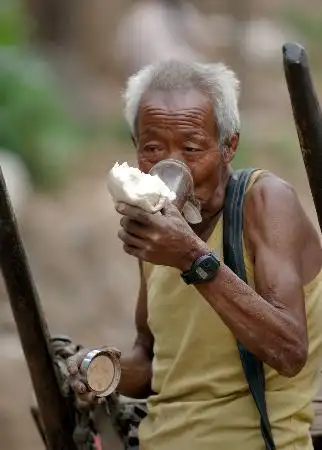 图文:〔都市热点〕(5)八旬翁收破烂抚养六弃儿