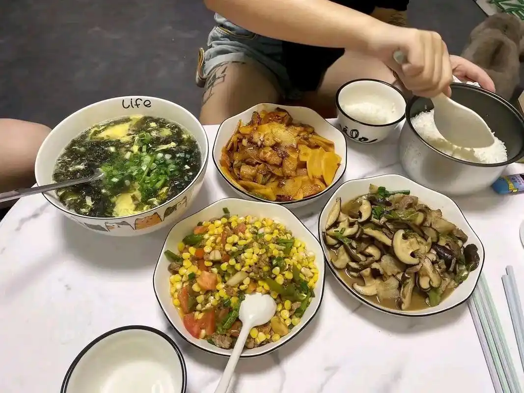 今天看见儿子发的朋友圈,晒出和她女朋友吃晚餐的照片,我突然发现儿子