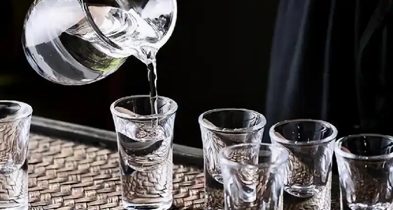 低度白酒的选择可以根据场景来选购,平时如果自己喝当然选择高度白酒