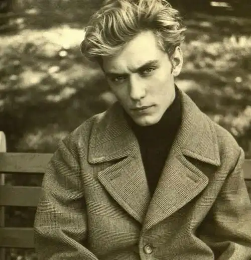 好莱坞一代美男裘德洛抱新生儿子上街,发际线倒退引网友感叹