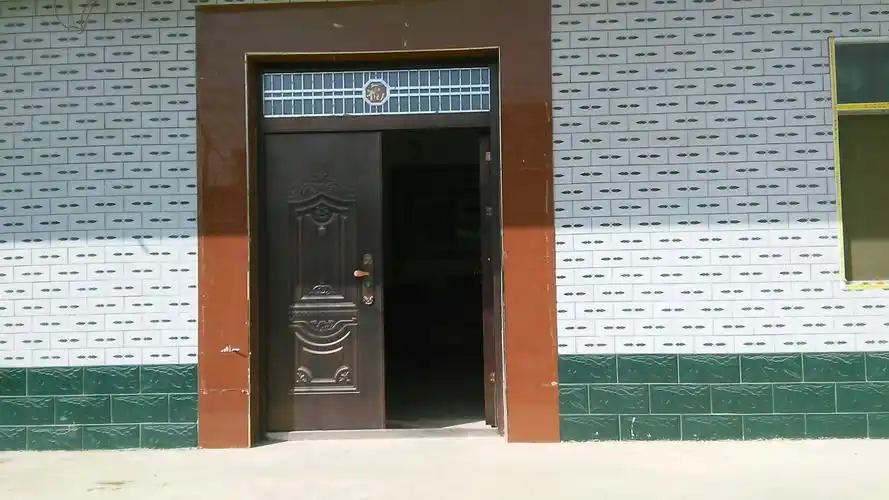 这是在农村里哦,有这样的门还是很不错的,最重要的是还有wifi.