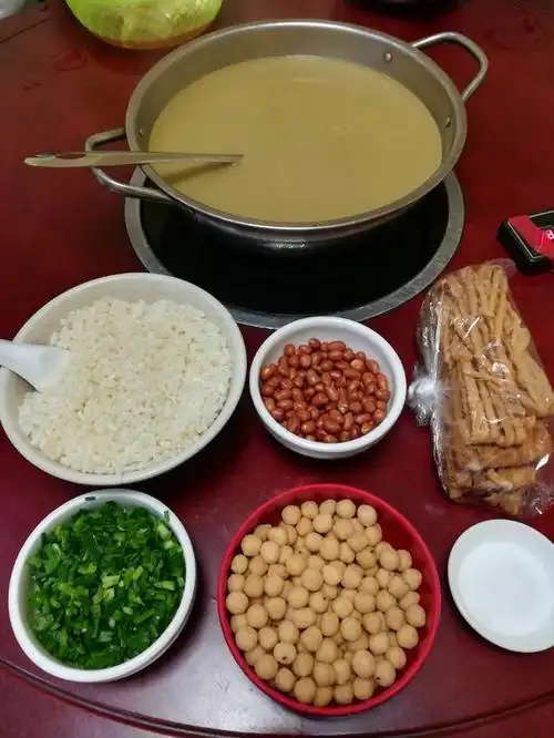 是时候多喝"中国咖啡"了,提神醒脑,祛寒湿哦  图文:刘国雄 打油茶是