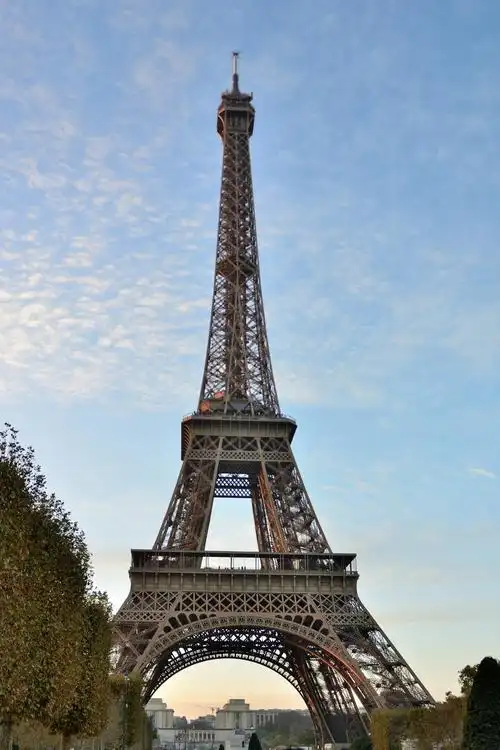 法国巴黎塞纳河畔风光及夕阳下的凯旋门