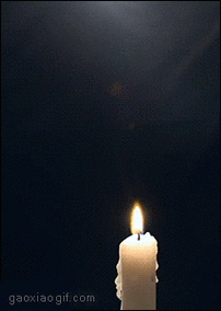 把蜡烛吹灭,用火对着黑烟蜡烛又燃了