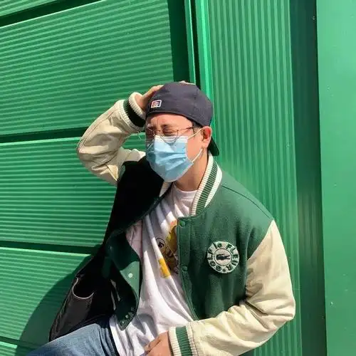 表志勋拥有的很多五颜六色棒球服