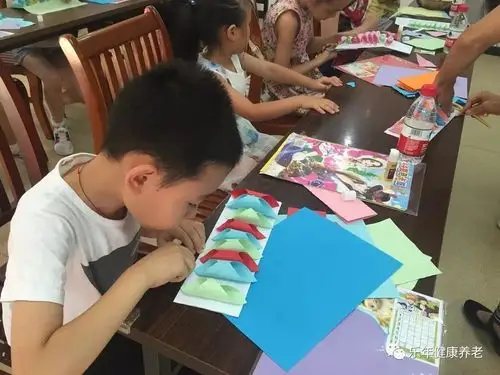 手工制作是一项能培养儿童动手,动脑,启发儿童创造思维的重要活动.