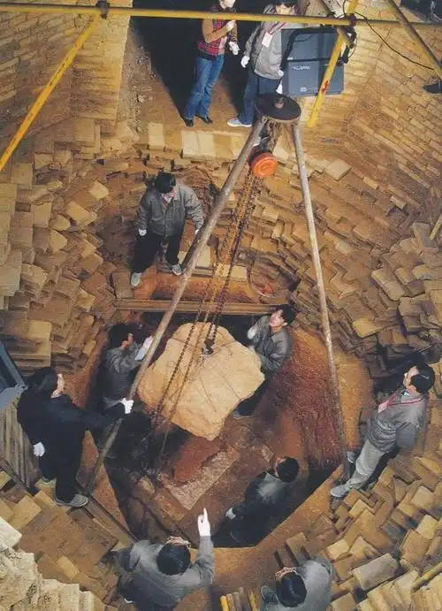 20年前,雷峰塔地宫挖出一个千年铁盒,里面装了啥宝贝?