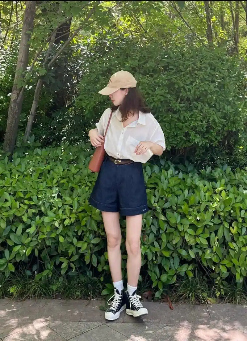 短裤 高帮帆布鞋真的穿不腻～～～ 简简单单的白衬衫和牛仔短裤, 搭配