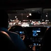 适合男孩子用的头像真实男生开车侧面头像