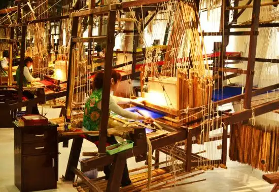 现场展演云锦织造过程