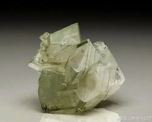 长石一种常见浅色矿物