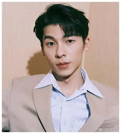 许光汉的演艺之路始于早年,直至他在《想见你》中获得了巨大成功.