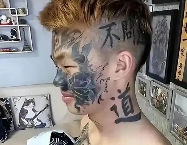 四川14岁少年满脸纹身被父亲赶出家门,找不到工作,如今怎样了?