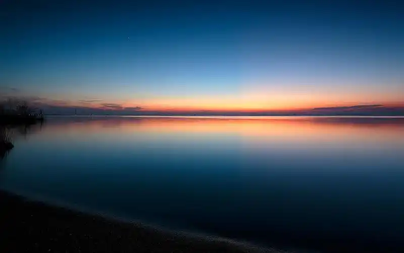 唯美静谧的蓝色大海高清图片桌面壁纸