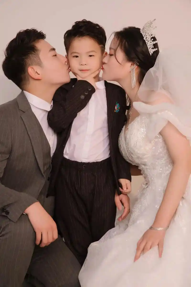 幸福的三口之家 我们呐@zw #最美全家福照片  - 抖音